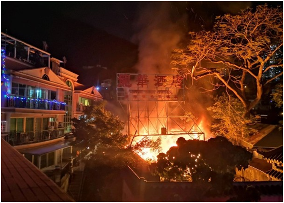 香港一酒店起火并一度传出爆炸声,消防认为起火原因可疑