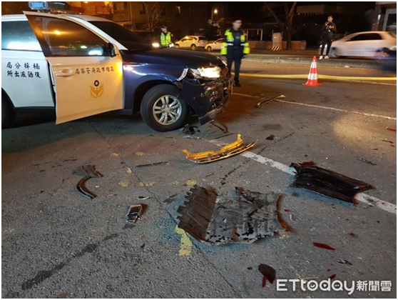 警方一辆巡逻车被撞。(图片来源：台湾“东森新闻云”)