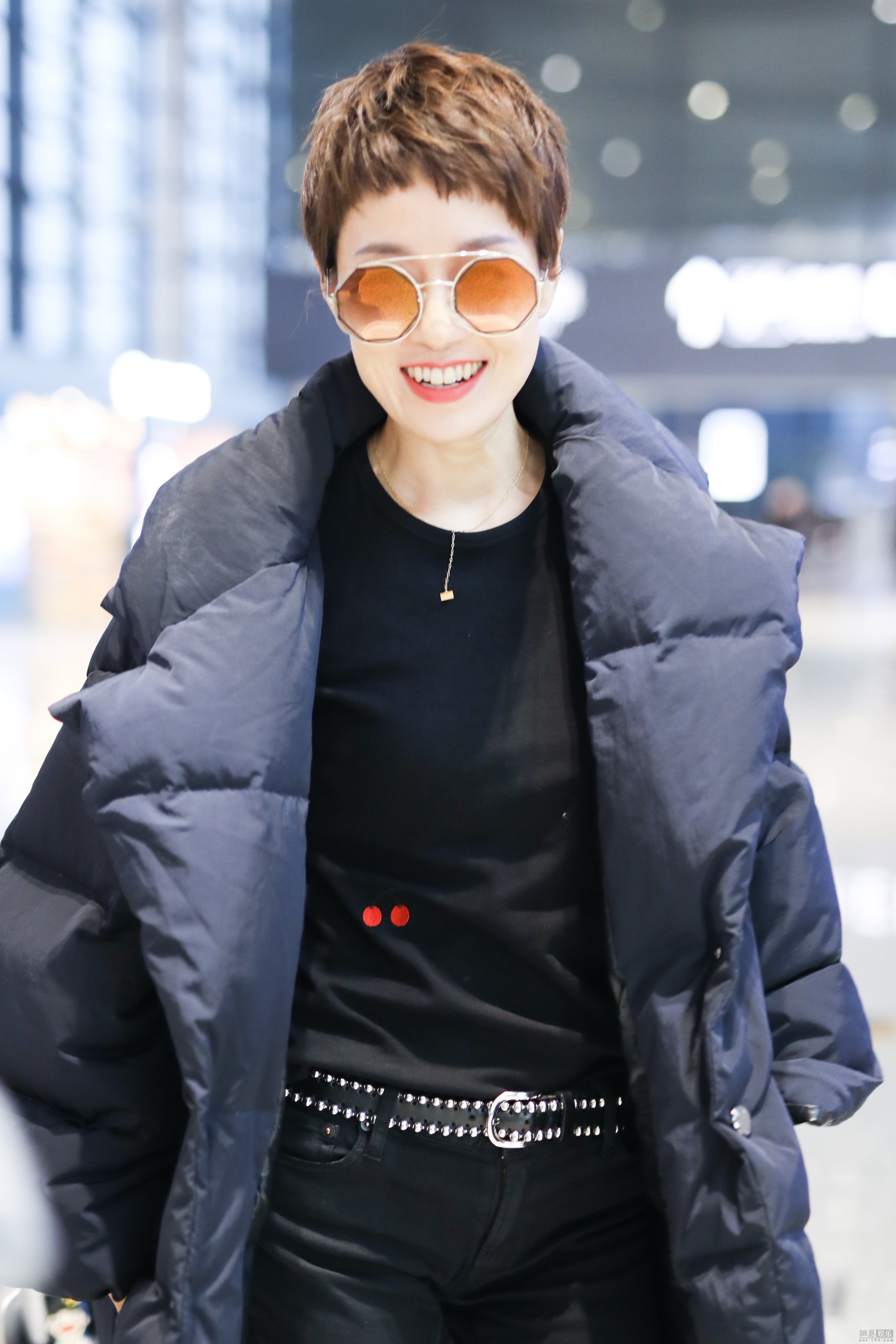 马伊琍戴橙色墨镜扮酷裹棉服难掩窈窕身材