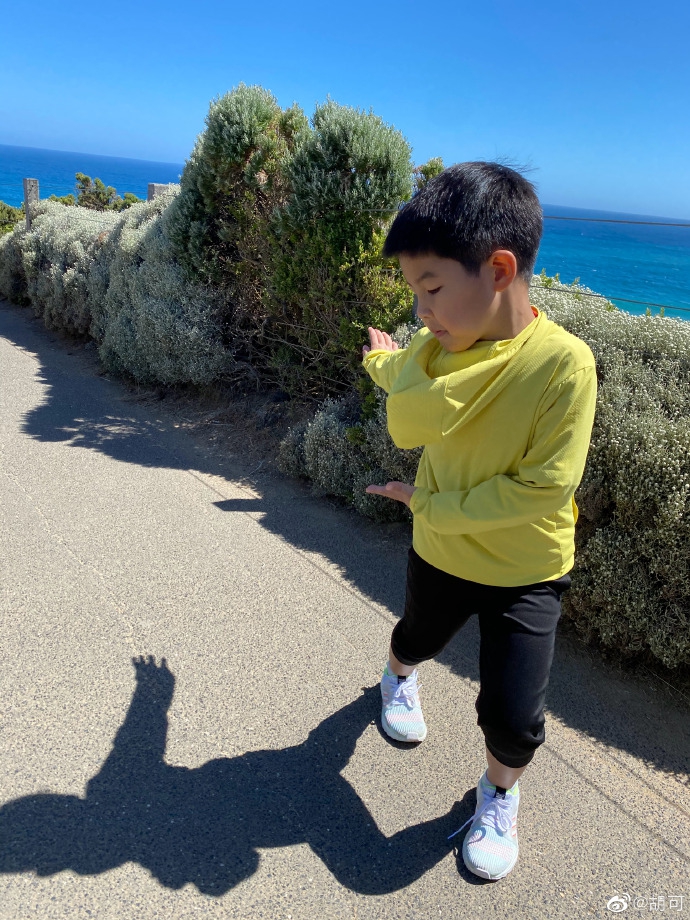 胡可带俩儿子出游欢乐多安吉肉嘟嘟小鱼儿搞怪秀鼻孔