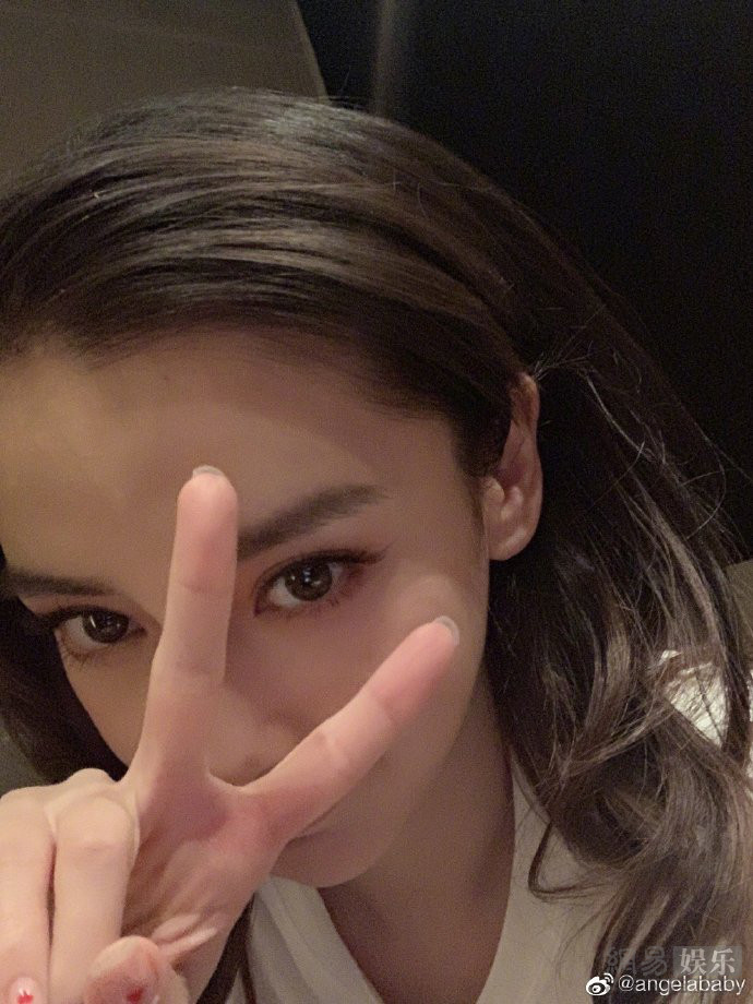 baby晒照分享近况儿子小海绵出镜白净可爱