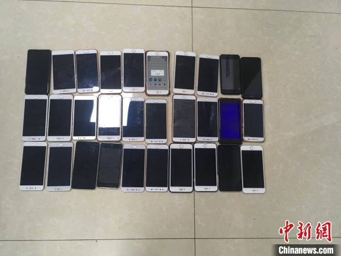 山西晋中“4⋅28”利用微信群传播淫秽物品案中扣押的作案手机 全扫供图