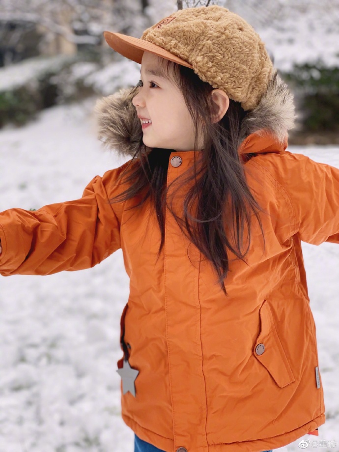 董璇女儿小酒窝在雪中大笑