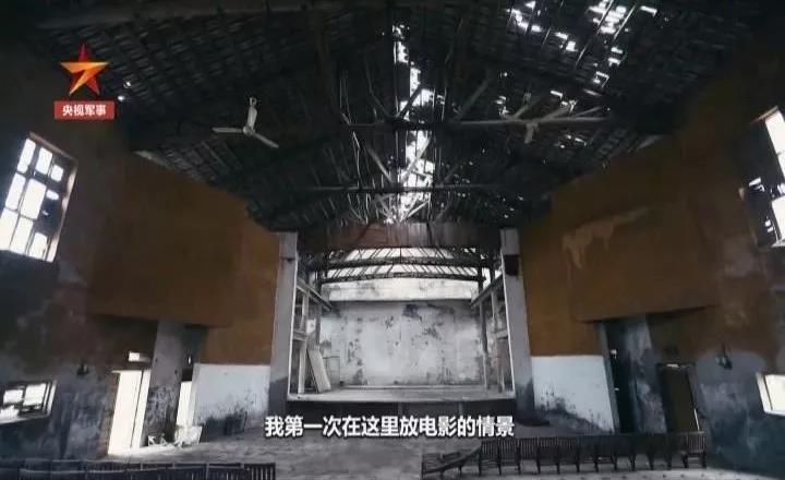 2003年，一场台风摧毁了电影院，但吴正梅还是舍不得离开。