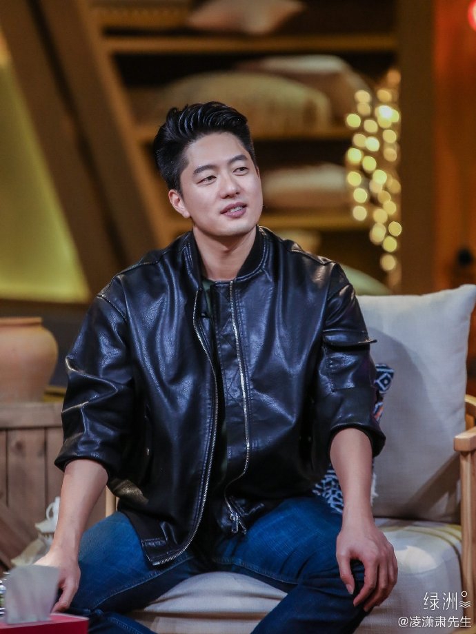 凌潇肃分享九宫格回应纹眉 自侃画眉下手太重了