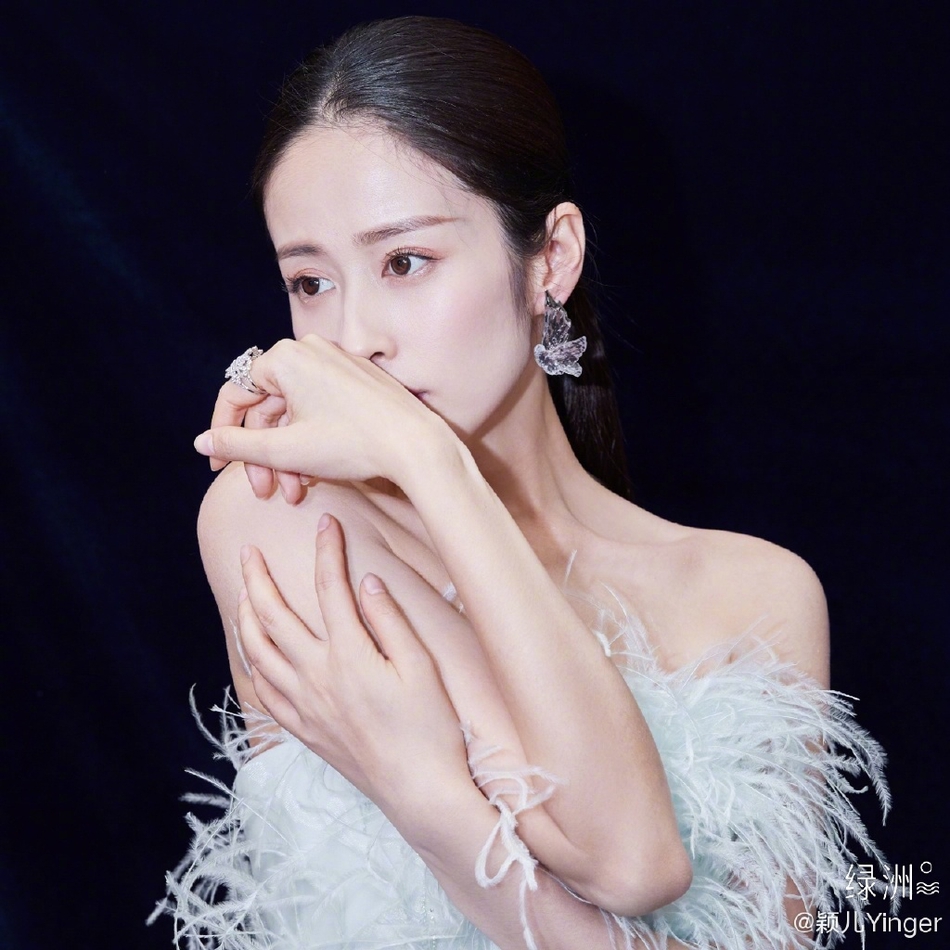 颖儿穿抹胸羽毛裙小露香肩 夸张水晶鸽子状耳坠时尚吸睛