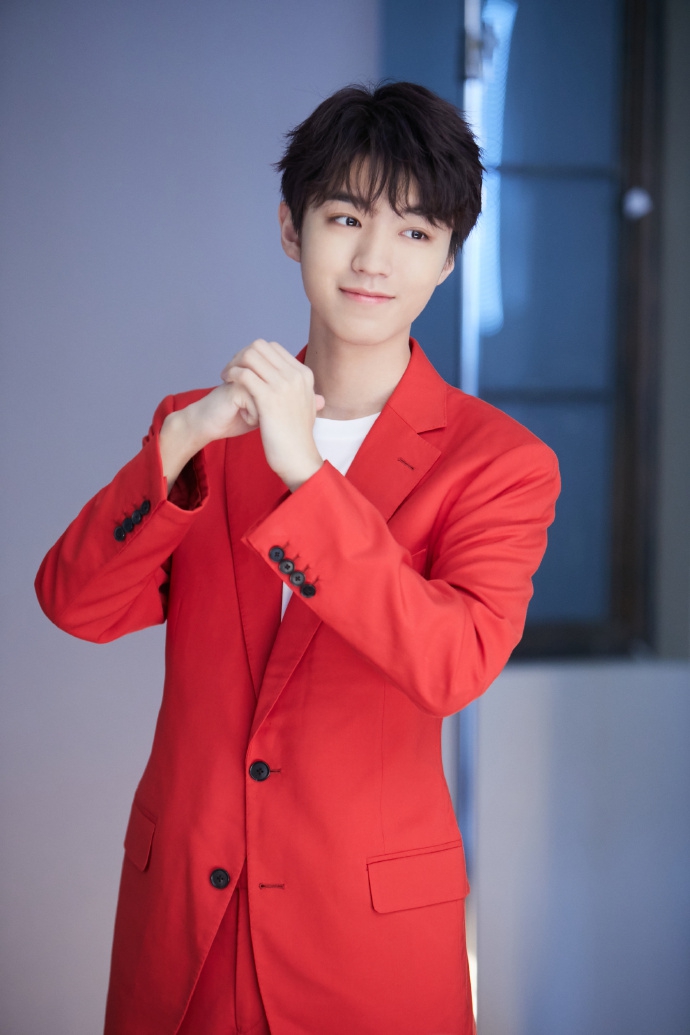近日,王俊凯新年写真释出,照片中他身穿红色西装套装搭配清爽白色t恤