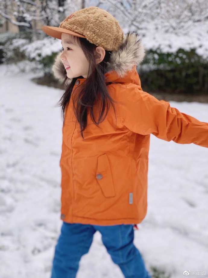 董璇分享女儿玩雪照小酒窝睫毛纤长颜值高