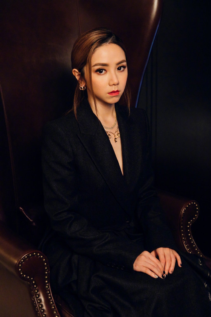 邓紫棋穿深v礼服亮相舞台造型又飒又美气场全开