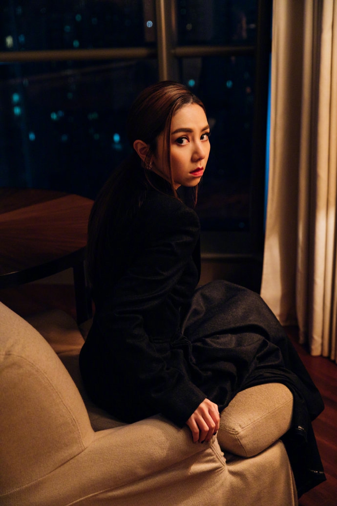 邓紫棋穿深v礼服亮相舞台造型又飒又美气场全开