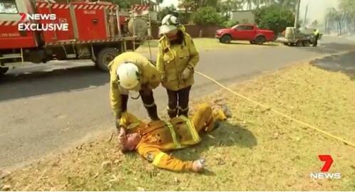 帕克瘫倒在地 图源：“7NEWS”