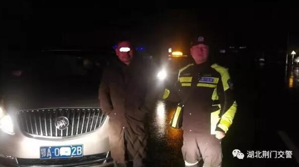 温馨提示:饮酒不开车 开车不饮酒 温馨提示:饮酒不开车 开车不饮酒