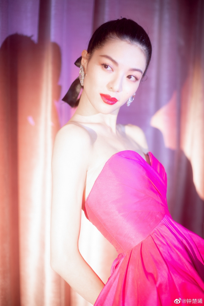 钟楚曦晒复古范写真 穿玫粉长裙妩媚撩人