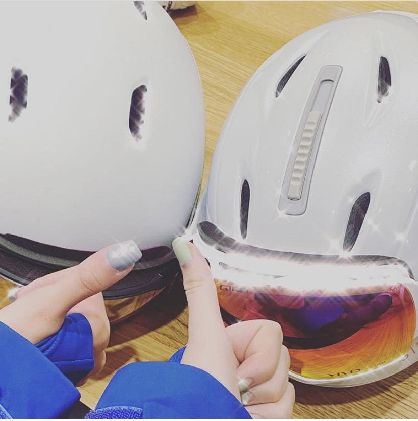 李嫣还晒出的滑雪帽特写，还跟同学一起伸出大拇指点赞。