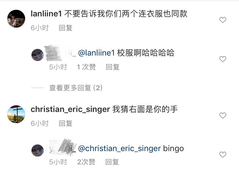 李嫣所穿的蓝色防风外套就是学校的校服，滑雪防护帽也是学校统一配备。