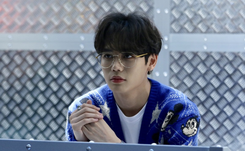 林彦俊穿卡通毛衫温柔帅气戴金丝眼镜温柔浅笑撩人心魄