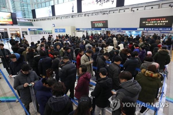 首尔站，韩国市民排起长队（韩联社）