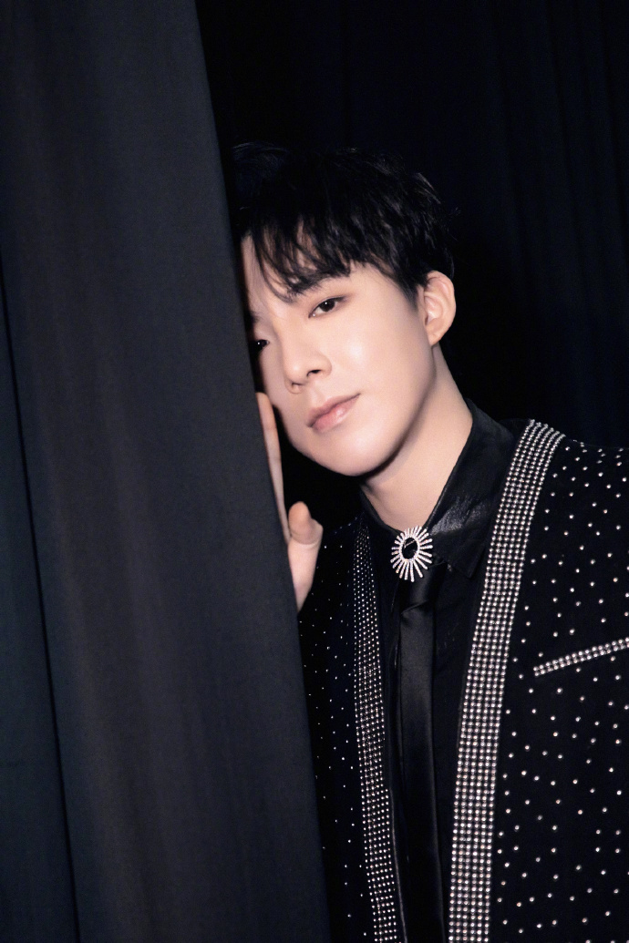 刘宇宁一身满天星西装搭配简洁优雅