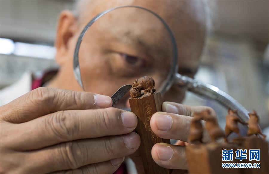 臺灣藝術家微雕黃金小老鼠迎鼠年