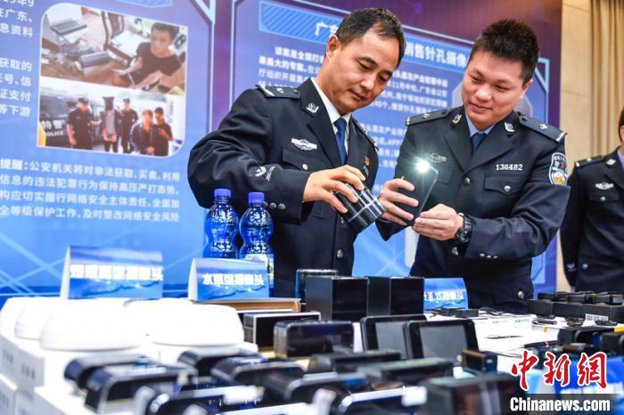 警方展示缴获的涉案物品。 陈骥旻 摄