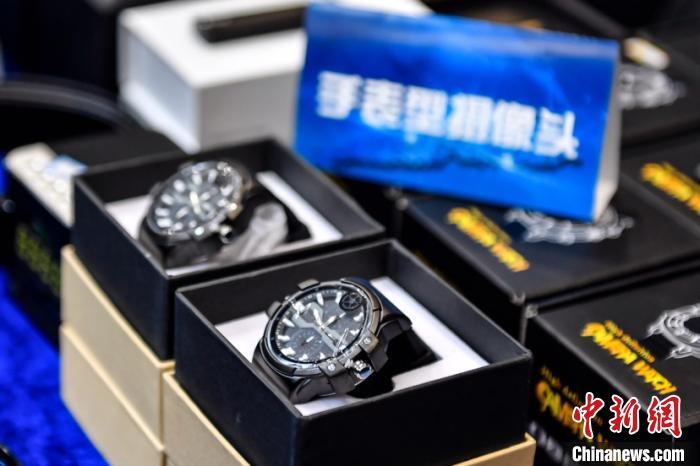 警方展示缴获的涉案物品。 陈骥旻 摄