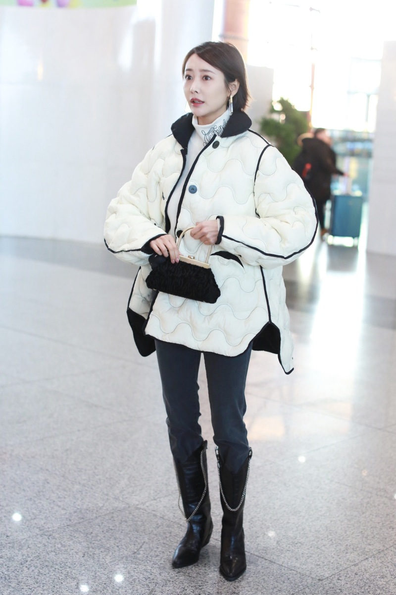 李纯穿白色棉服清新甜美回眸对镜挥手亲和力满分