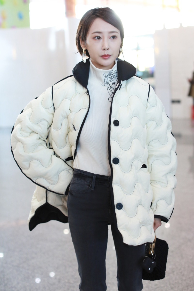 1月8日,李纯现身北京机场.