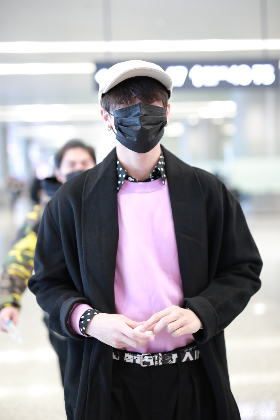 林彦俊口罩遮脸现身机场单手拎包疾走粉色内搭抢眼