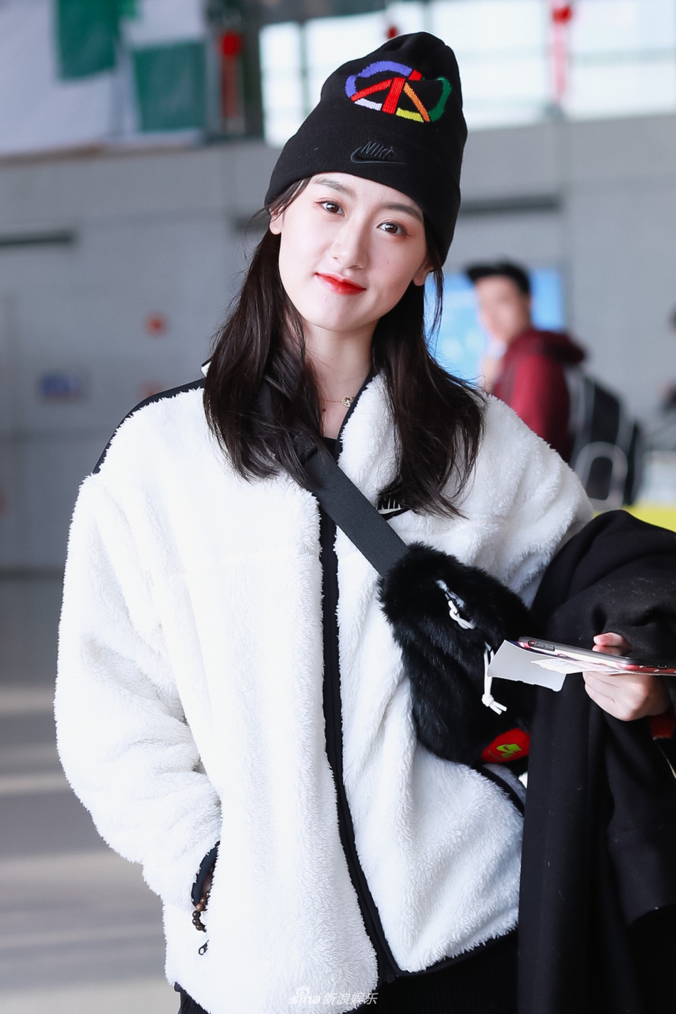 袁冰妍涂红唇歪头甜笑显呆萌 一身毛绒装扮时尚可爱