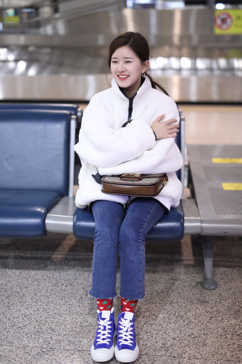 赵露思现身机场坐姿乖巧穿毛绒衣对镜比剪刀手表情呆萌