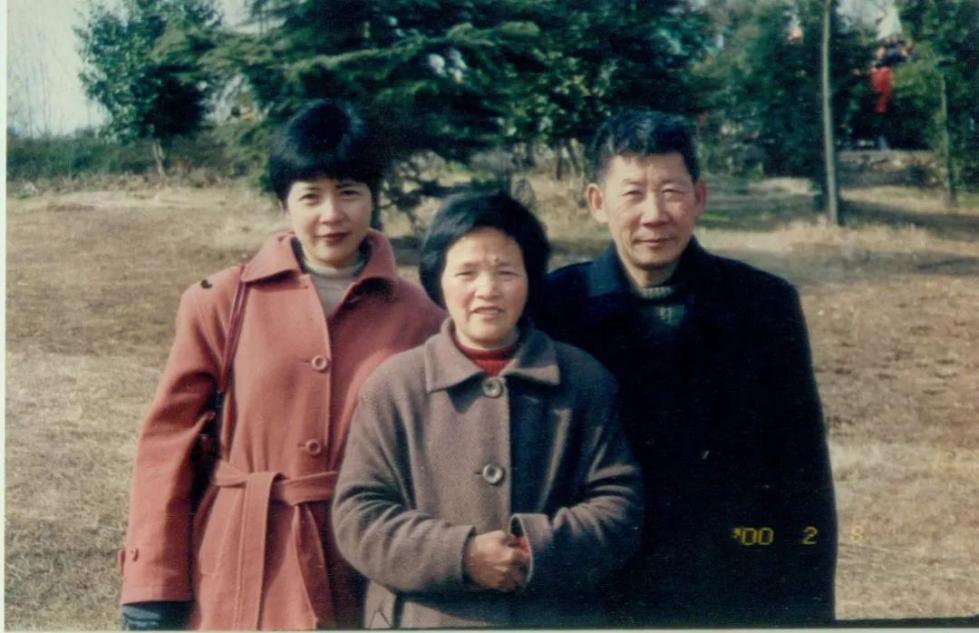 2000年,我和父母在方增先书画碑刻院前合影