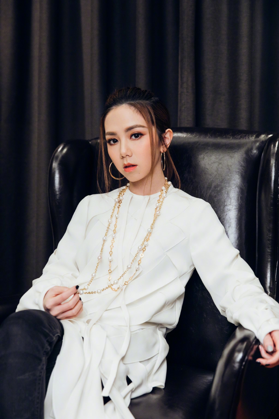 邓紫棋白色设计感上衣