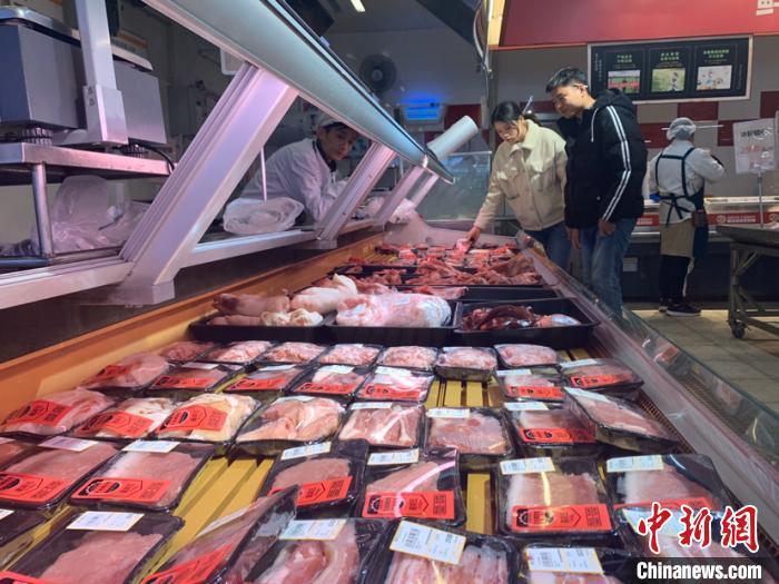 资料图：2019年12月27日，市民在长沙市天心区一家超市选购猪肉。 鲁毅 摄