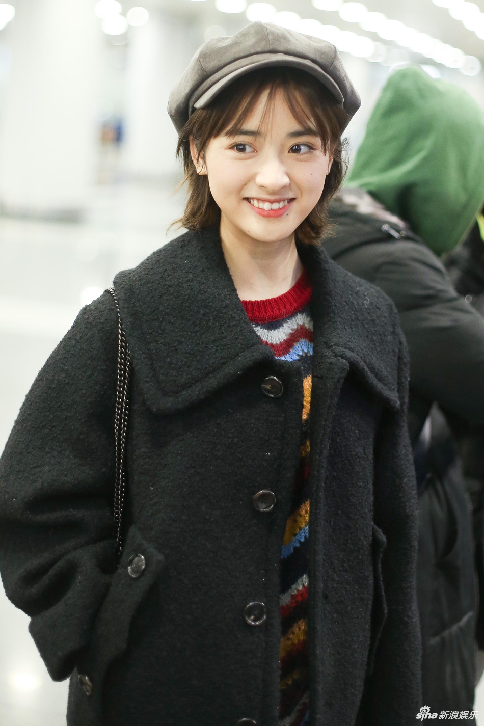 沈月戴八角帽文艺复古 表情呆萌可爱似邻家妹妹