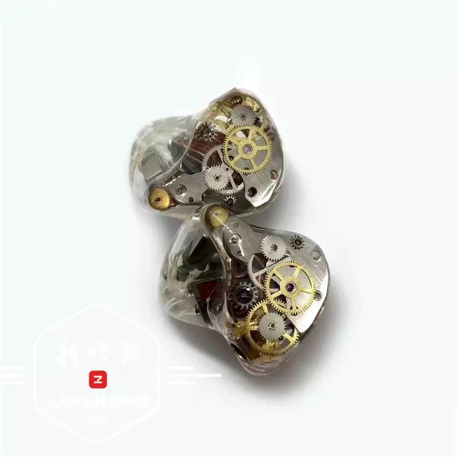 电阻、电容、小电路板……郭海欣从网上淘来所需材料，经过多次尝试，终于做出了理想的耳机。