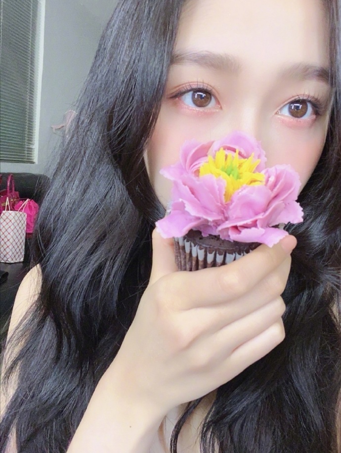 关晓彤晒花朵蛋糕自拍大波浪搭粉嫩妆容少女感十足