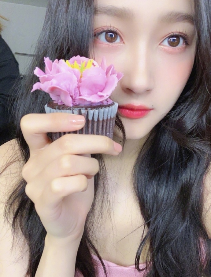 关晓彤晒花朵蛋糕自拍大波浪搭粉嫩妆容少女感十足