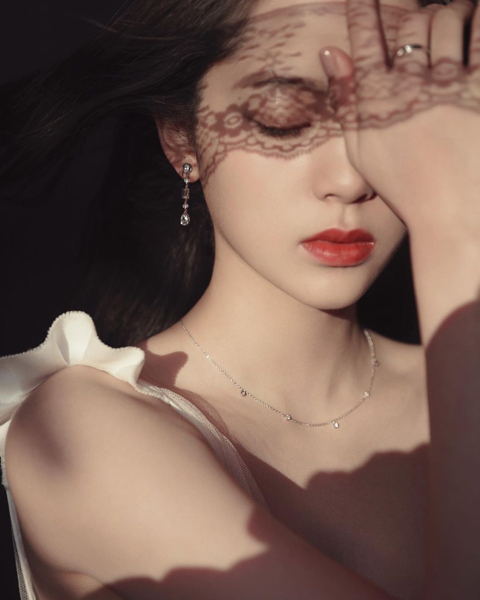 欧阳娜娜穿露背鱼尾裙秀香肩红唇妆容优雅妩媚