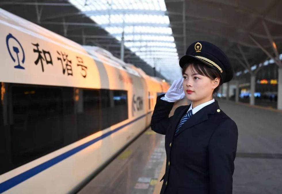 1月8日，金婉鑫在福州火车南站按照标准化作业送列车出站。