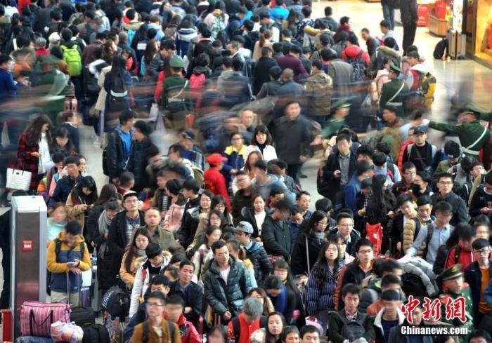 资料图：福州火车站人流如潮。 张斌 摄