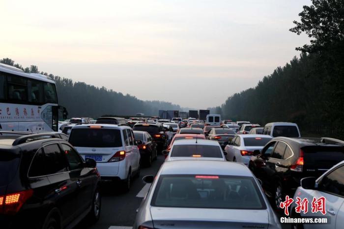 资料图：京珠高速河南许昌段，行驶在高速上的车辆遭遇堵车。中新社记者 王中举 摄
