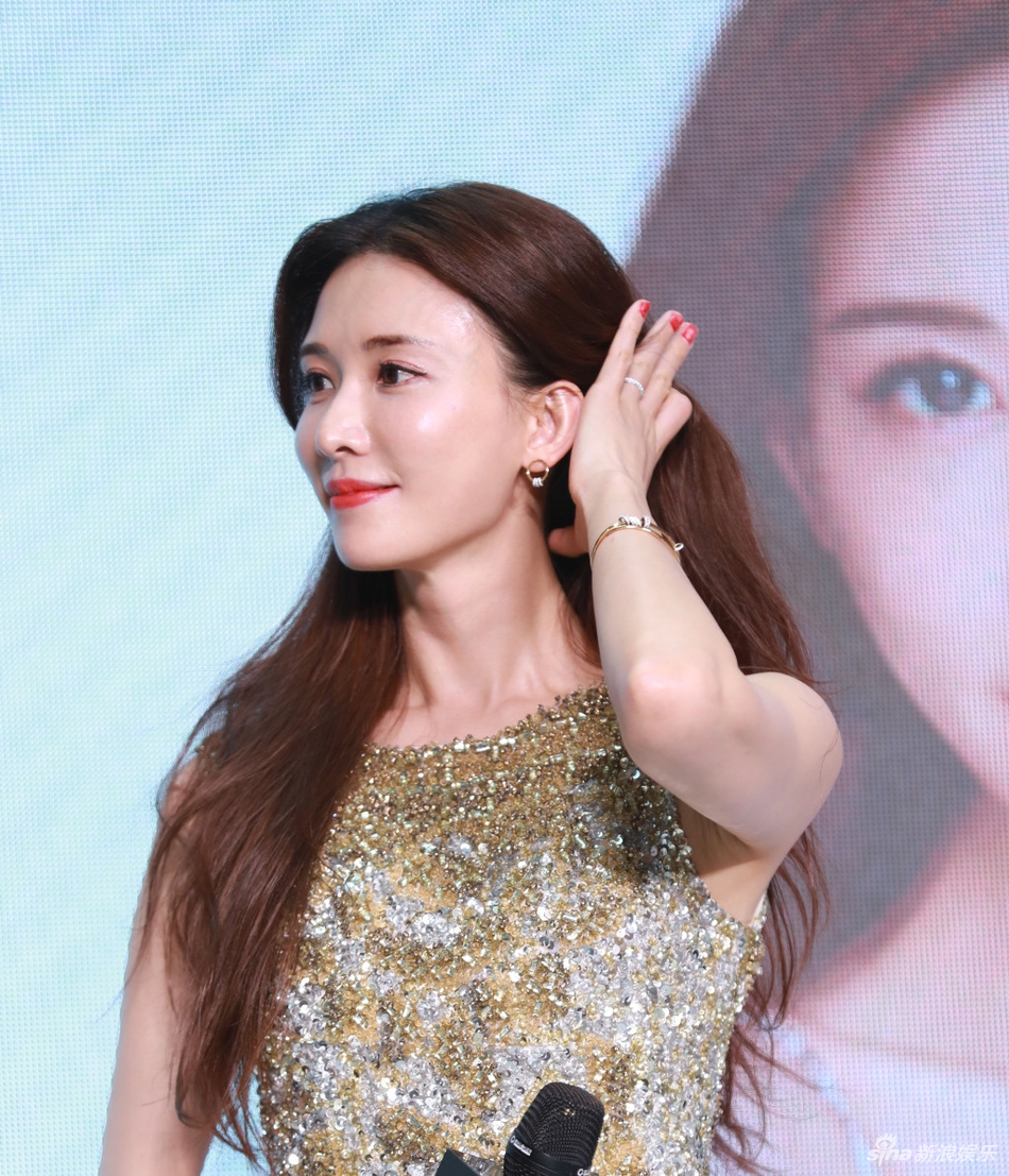 林志玲穿金色礼服华丽闪耀撩发甜笑婚戒抢眼