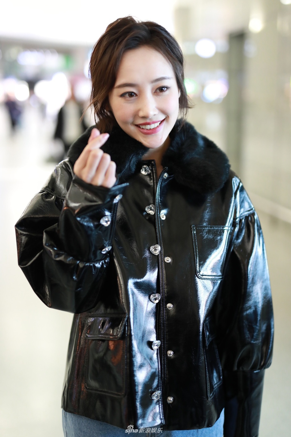 李纯穿毛领皮夹克走复古风拎珠串手袋可爱比v甜笑