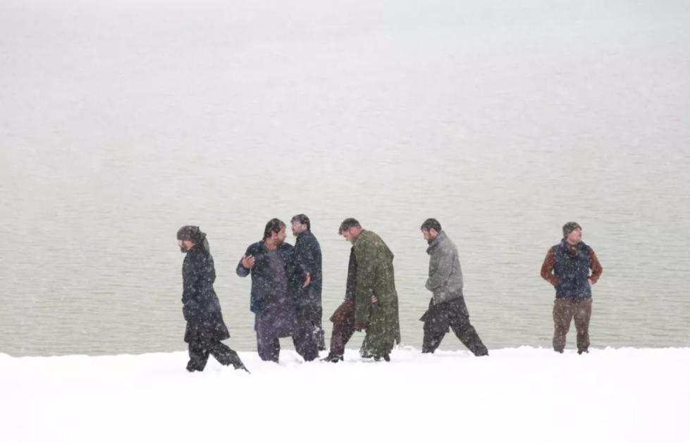 在阿富汗喀布尔，人们在雪中漫步。 新华社发（拉赫马图拉摄）