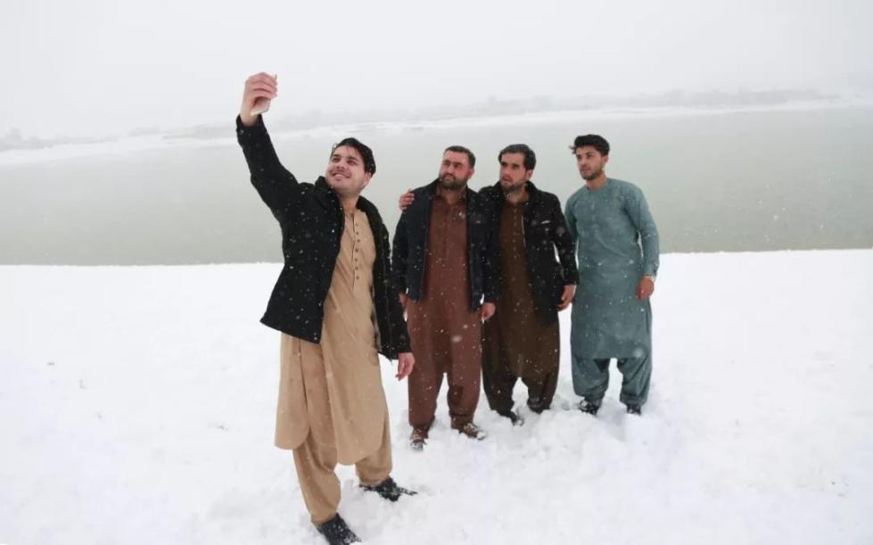 在阿富汗喀布尔，人们在雪中自拍。 新华社发（拉赫马图拉摄）