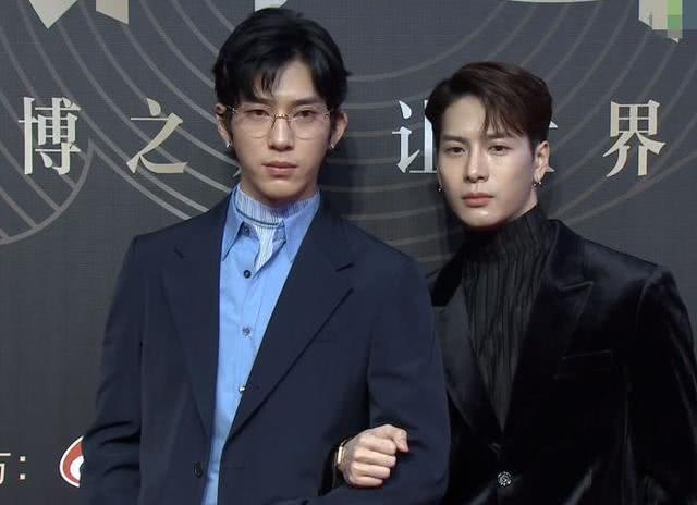 为抢镜花样频出王嘉尔井柏然手挽手与女星斗艳