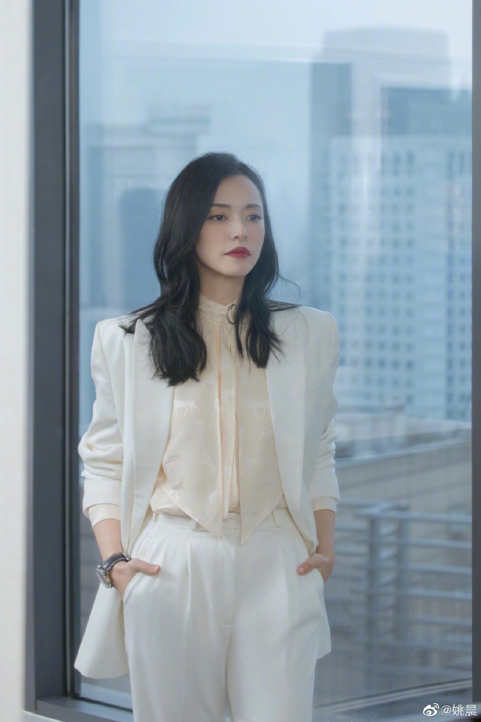 姚晨白色西装长发披肩红唇惹眼 独坐窗前干练优雅