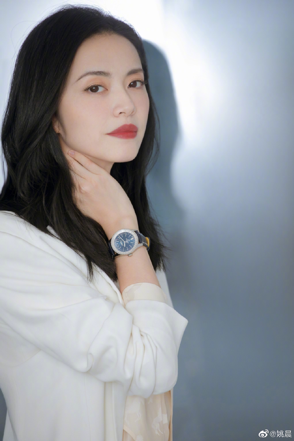 1月12日,姚晨在微博晒出一组近照.她身穿白色西装,长发披肩优雅干练.