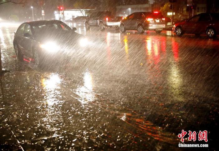 资料图：城市遭遇狂风暴雨。中新社记者 刘关关 摄