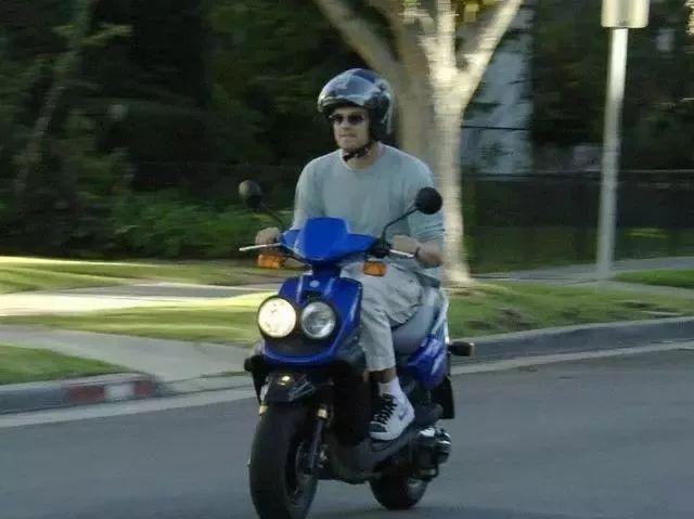 真是活得自由自在!中年小李子是我们的快乐源泉!